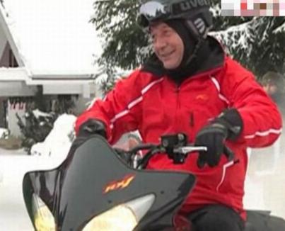 Băsescu de pe snowmobil: "Guvernul poate fi Moş Crăciun"